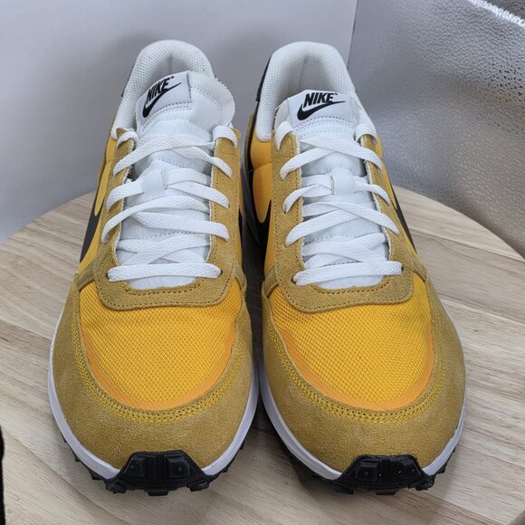 Nike Yellow and Black Athletic Shoes - Picture 4 of 9